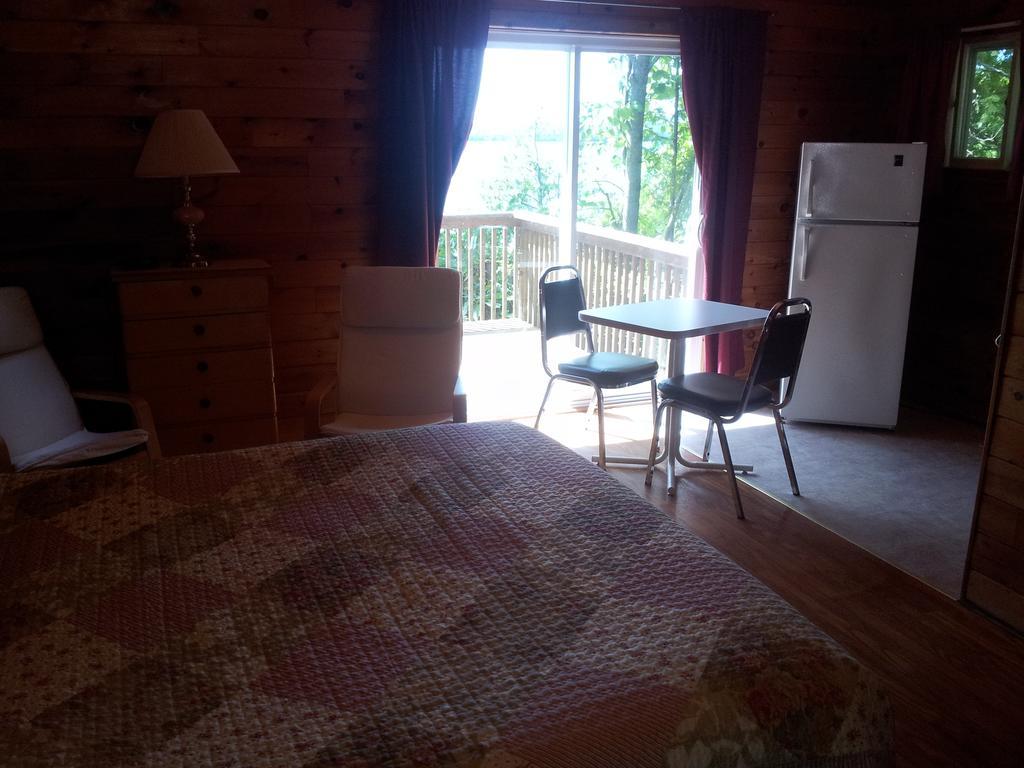 Red Lodge Resort Little Current Номер фото